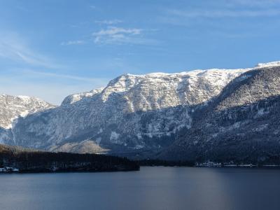 Hallstätter See in winter with snow-covered Dachstein mountains, Salzkammergut, Upper Austria