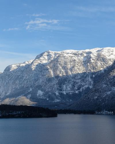 Hallstätter See in winter with snow-covered Dachstein mountains, Salzkammergut, Upper Austria