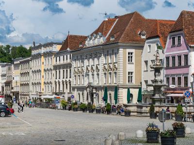 The town square (Stadtplatz) of Steyr with its fountain and historic façades