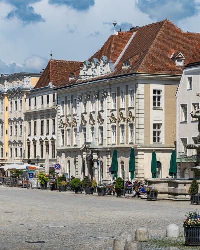 The town square (Stadtplatz) of Steyr with its fountain and historic façades