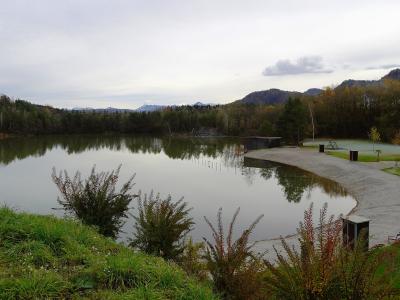 Gravel beach and calm water at Wernberger Badesee, one of Carinthia's many bathing lakes