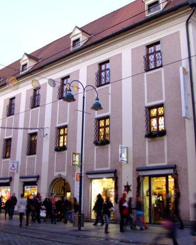 Historic buildings and shoppers along Landstrasse in Linz
