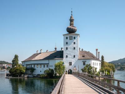 Seeschloss Ort castle on Lake Traunsee with its wooden footbridge in Gmunden