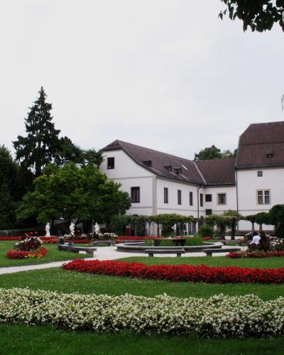 Burg Wels and its garden