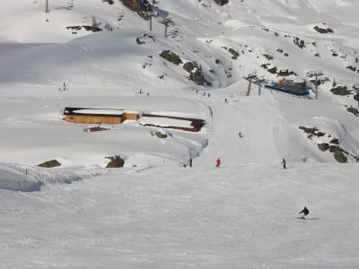 Pistes and a mountain hut in the Zillertal Arena ski area