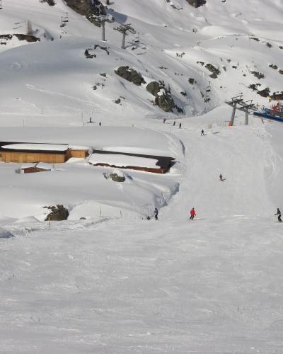 Pistes and a mountain hut in the Zillertal Arena ski area