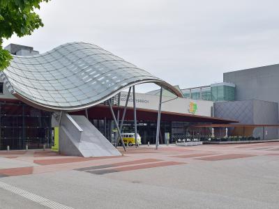 The wave-roofed Museum Niederösterreich in the St. Pölten government quarter