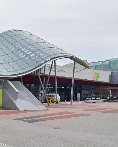 The wave-roofed Museum Niederösterreich in the St. Pölten government quarter