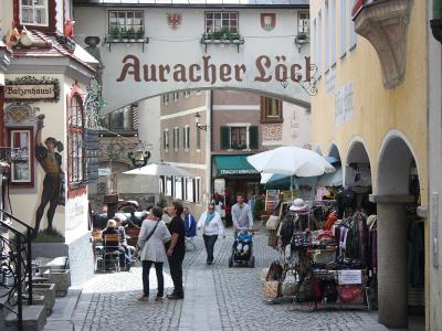 The narrow Römerhofgasse in Kufstein with the Auracher Löchl inn