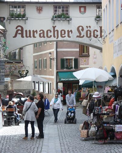 The narrow Römerhofgasse in Kufstein with the Auracher Löchl inn